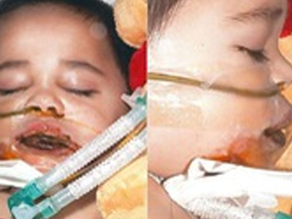 Mẹ quay lưng lấy món cần mua, con uống chai nước này trong siêu thị và mãi mãi không thể nói được nữa
