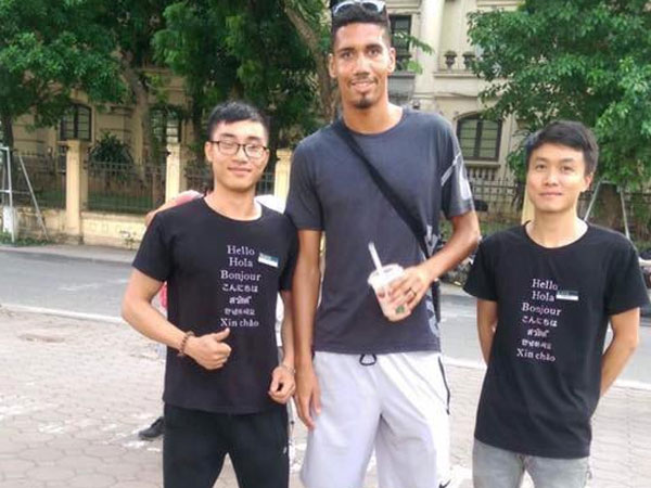 Sao Man Utd Chris Smalling sang Việt Nam du lịch, thân thiện chụp ảnh cùng fan