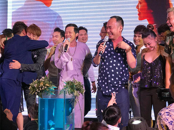 Sau ồn ào tố Trường Giang vô ơn, Hứa Minh Đạt xuất hiện cùng Hoài Linh trong đám cưới đồng nghiệp