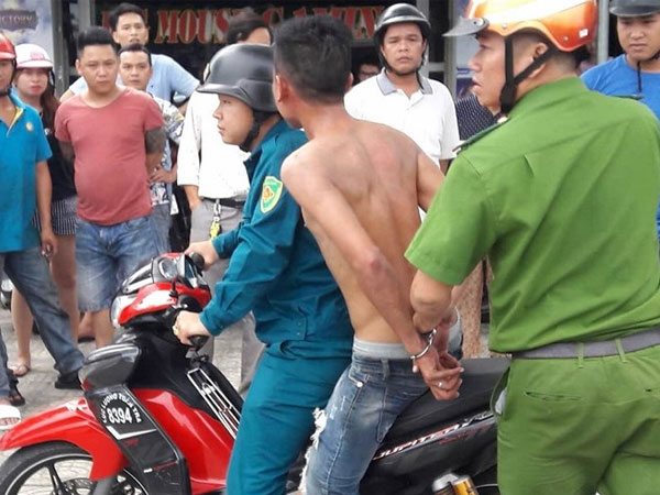 Thanh niên nghi ngáo đá, gặp ai cũng tấn công
