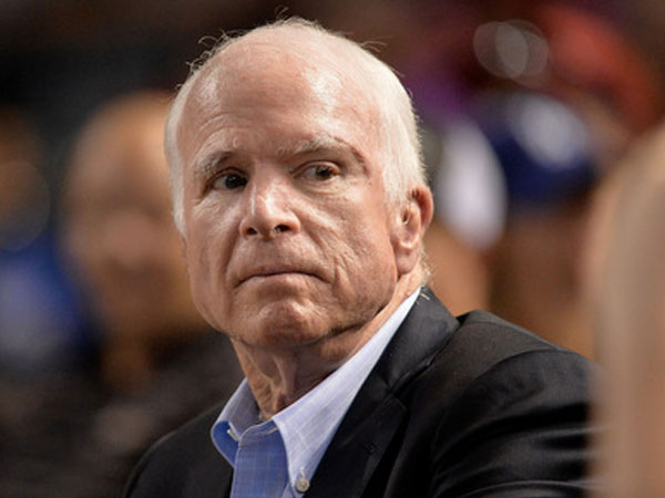 Trump sa thải cố vấn từng nói đùa John McCain 'đang hấp hối'