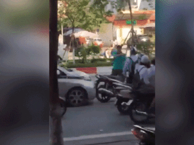 Video: Đâm vào xe máy, tài xế taxi còn hùng hổ dọa nạt, đạp đổ xe giữa đường Hà Nội
