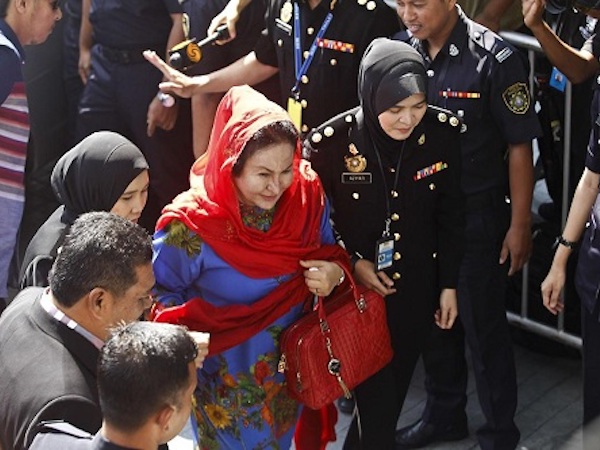 Vợ cựu thủ tướng Malaysia trình diện ủy ban chống tham nhũng