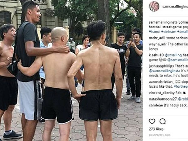 Chris Smalling đá cầu cùng người dân Hà Nội