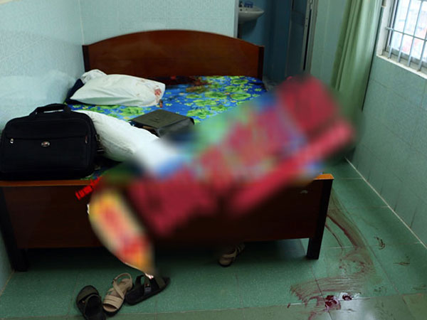 Cô gái gào thét bên bạn trai bê bết máu trong phòng khách sạn