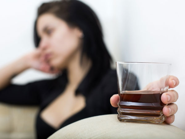 Cô gái nhậu say bị đưa vào nhà nghỉ hiếp dâm