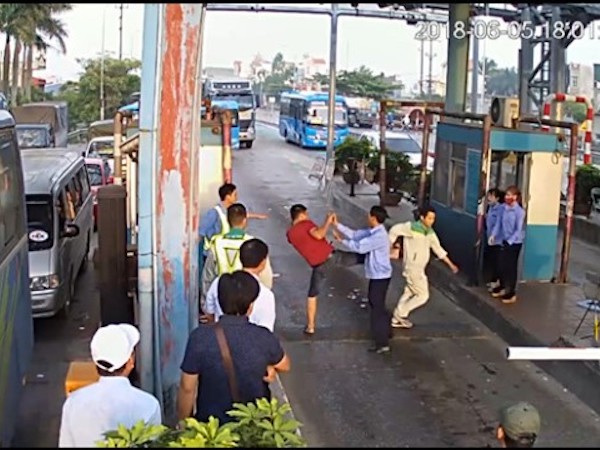Công an vào cuộc vụ tài xế tông barie, đánh nhân viên BOT Tân Đệ