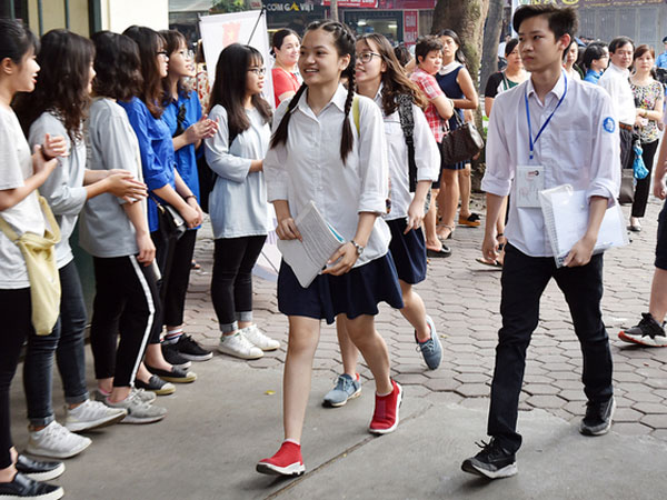Học sinh lứa 'dê vàng' đua giành suất vào lớp 10 công lập Hà Nội