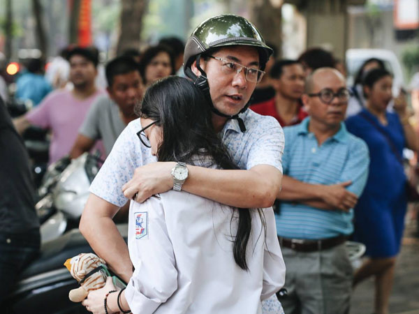 Ngày đầu tiên tuyển sinh lớp 10 tại Hà Nội: Học sinh và phụ huynh căng thẳng vì kỳ thi được đánh giá khó hơn cả thi đại học