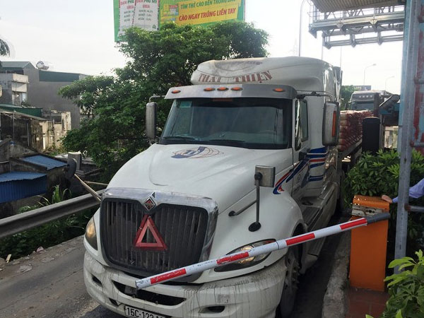 Vì sao nhiều tài xế hất văng barie khi đi qua trạm thu phí BOT Tân Đệ?