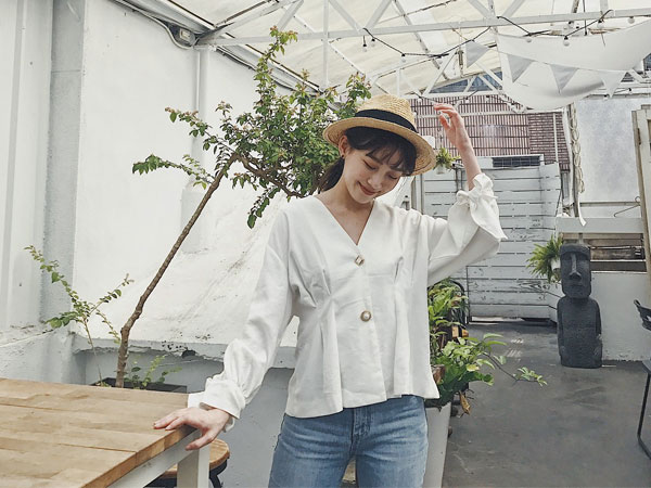 Chiếc áo vải đũi với hàng khuy to bản này đang được các quý cô châu Á cưng nựng hết sức vì vừa đẹp lại mặc mát lịm