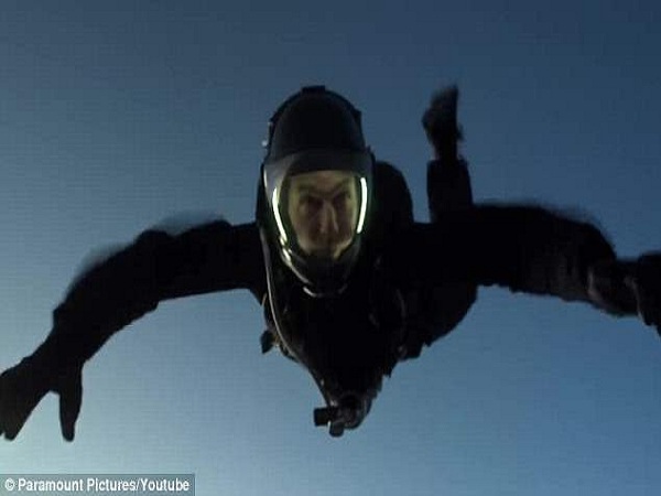 Cú nhảy ngoạn mục của Tom Cruise từ độ cao 7.600m trong 'Mission: Impossible'