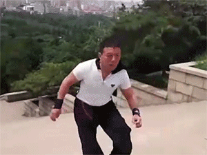 Kinh ngạc với màn chạy lùi xuống đường bậc thang