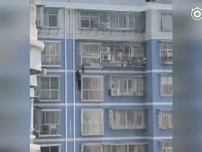 Lại xuất hiện thêm 1 Spider-Man tay không leo 5 tầng nhà để cứu em bé treo lơ lửng tại Trung Quốc