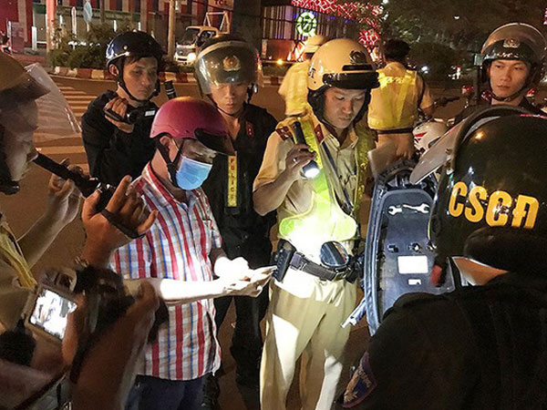 Thanh niên 'cù nhầy', hỏi CSGT 'biết nhậu không?'