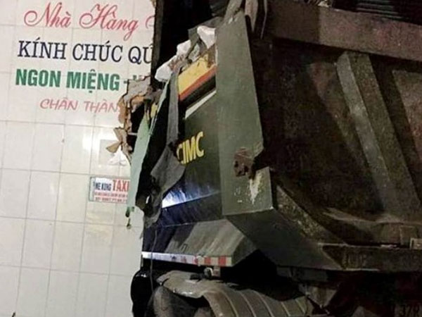 Xe tải lao vào ba cửa hàng,nhiều người bên trong hốt hoảng