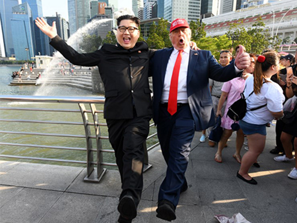Bản sao Trump - Kim gây náo loạn ở Singapore