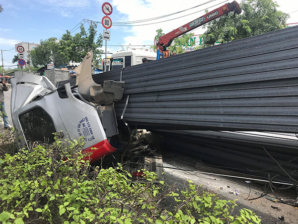 Container phanh gấp khiến hàng tấn thép phía sau trượt tới ủi bay cabin, tài xế mắc kẹt bên trong nguy kịch