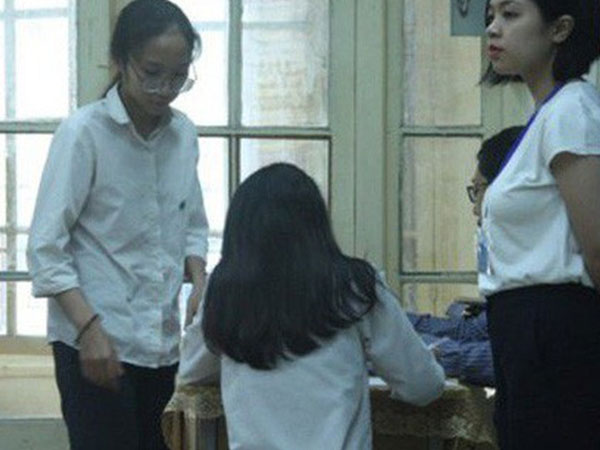 Giám thị làm lọt đề ra ngoài: Gửi cho một đồng nghiệp