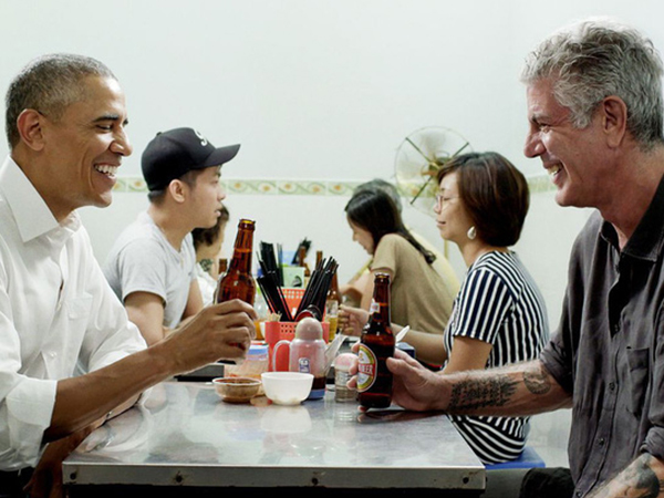 Ông Obama: 'Ghế nhựa thấp, bún tuy rẻ mà ngon và bia Hà Nội mát lạnh. Tôi sẽ nhớ về Tony như thế!'