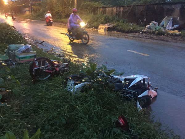 TP.HCM: Xe máy đối đầu trong mưa, 3 người thương vong