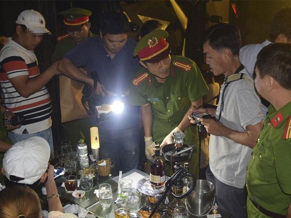 Đột kích quán bar ASTA, phát hiện vũ công múa cột ăn mặc hở hang, nhiều khách phê ma túy