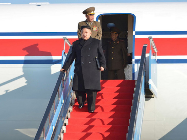 Ông Kim Jong-un lên máy bay đến Singapore