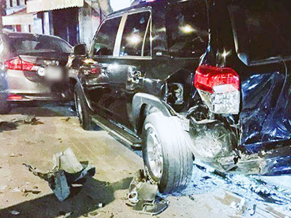 Thanh niên lái BMW gây tai nạn liên hoàn