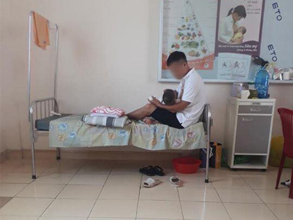 Chồng nghỉ hẳn mấy hôm trông con nằm viện để vợ đi làm, chị em người khen tốt số, người chỉ trích cô vợ nặng nề