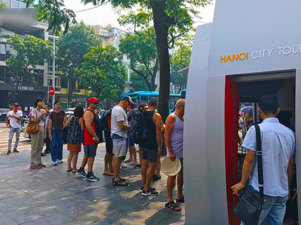 'Đìu hiu' khách Việt nhưng xe buýt 2 tầng ở Hà Nội vẫn khiến nhiều khách nước ngoài xếp hàng dài mua vé trải nghiệm