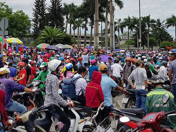Hàng nghìn người tụ tập trước cổng KCN ở Sài Gòn, thiếu tướng Phan Anh Minh có mặt tại hiện trường