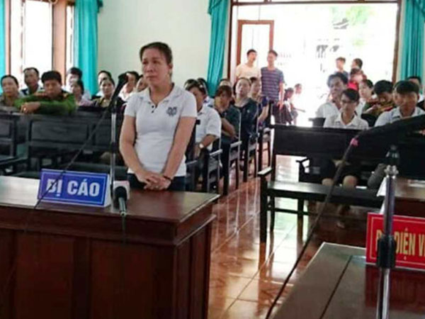 Hắt tiết lợn vào chủ tịch huyện, lĩnh 4 tháng tù giam