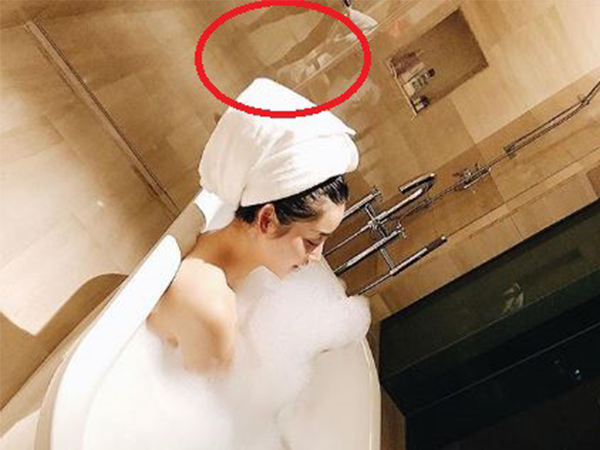 Huyền My khoe ảnh nóng bỏng trong nhà tắm nhưng hình 'đôi chân bí ẩn' mới là điều mọi người quan tâm