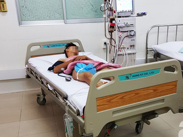 Mẹ bán rong chỉ có 2 triệu đồng trong túi, định buông xuôi khi con trai uống thuốc sâu tự tử vì cãi nhau với bạn gái
