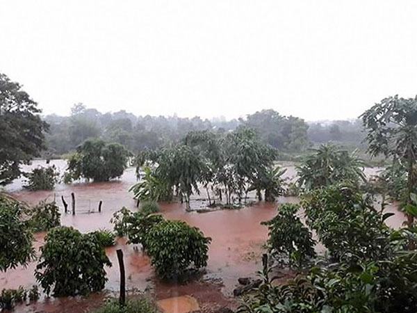 Mưa lớn, lũ bất ngờ tràn về cuốn trôi nhiều tài sản của người dân