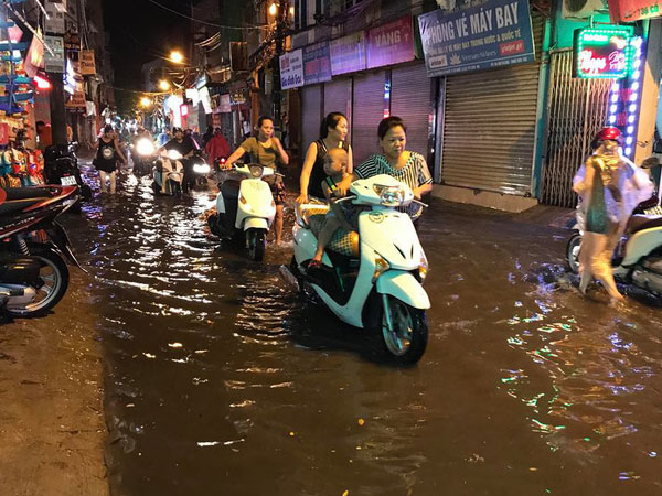 Mưa to gần 1 giờ khiến đường ngập, mọi người phải dắt xe lội về nhà ở Cổ Nhuế
