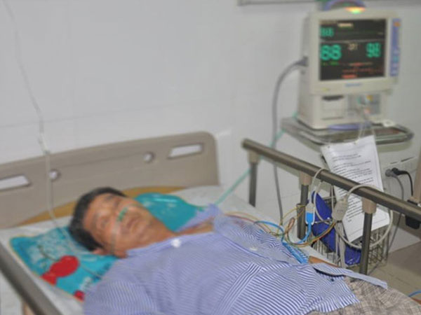 Người đàn ông bỏng độ 3 sau khi chườm nóng bằng lá ngải cứu