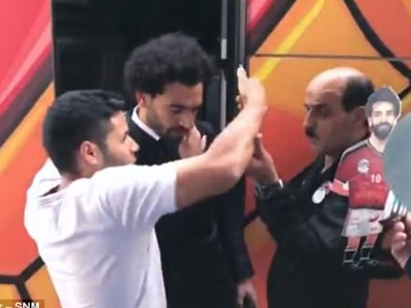 Salah khó chịu vì bị fan đụng chạm vào vùng vai bị thương