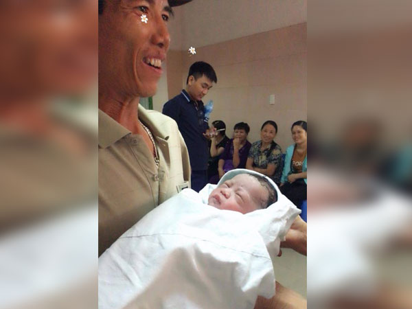 Sau 10 năm chờ đợi, người đàn ông 47 tuổi được ôm con đầu lòng trong tay chính là hình ảnh xúc động nhất hôm nay