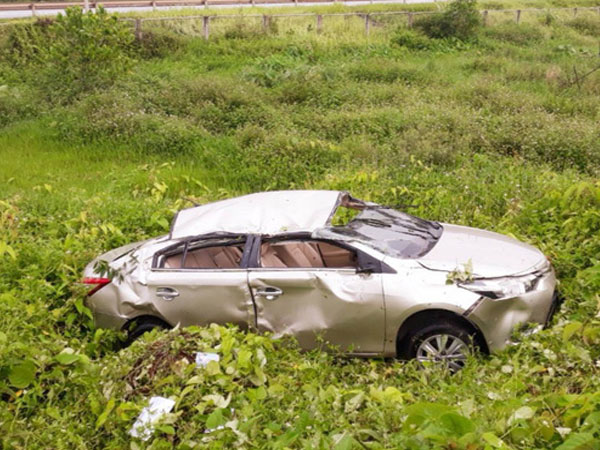 Thái Nguyên: Phát hiện một chiếc ô tô bẹp rúm nằm giữa bãi rác sau đêm mưa gió