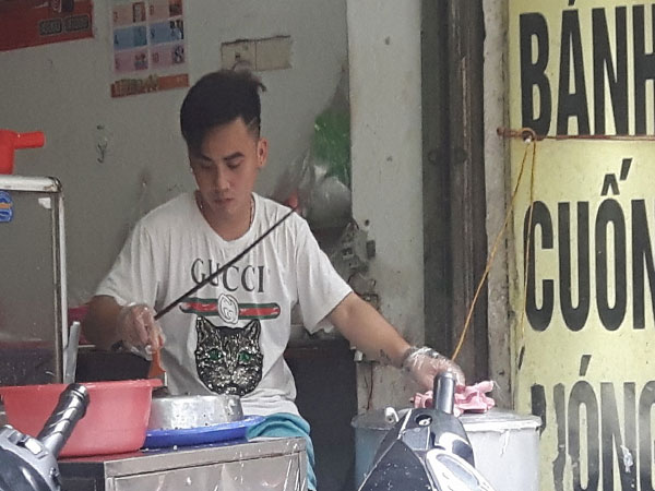 Thanh niên tráng bánh cuốn bất ngờ được 500 chị em trên MXH xin địa chỉ để tới ăn bánh kiêm ngắm trai đẹp