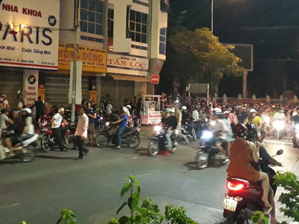 Thượng úy cảnh sát bị thương khi giải tán đám đông quá khích