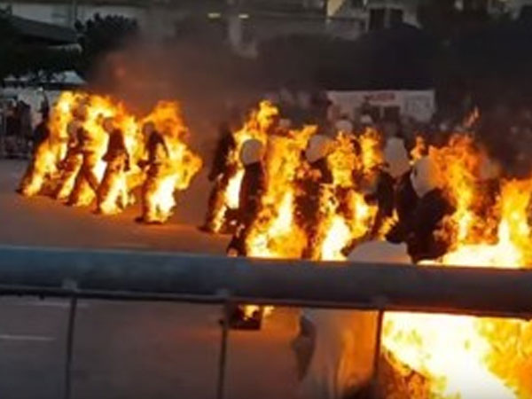 Video: 32 người đồng loạt châm lửa tự thiêu, lập kỷ lục thế giới