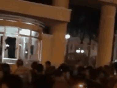 Video: Ném bom xăng vào trụ sở UBND tỉnh Bình Thuận, cháy một phòng hồ sơ