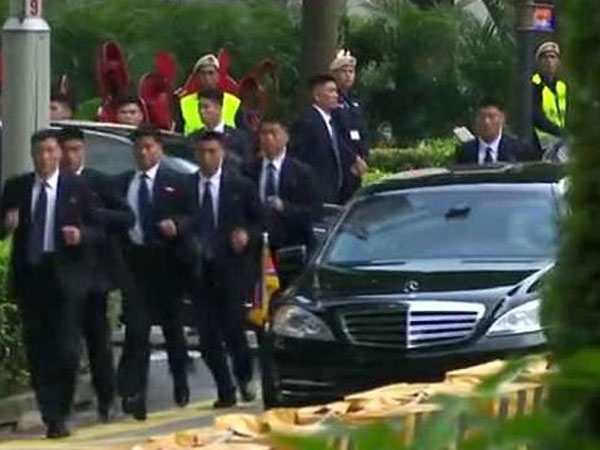 Video: Đội 'vệ sĩ chạy bộ' của ông Kim lại gây chú ý ở Singapore