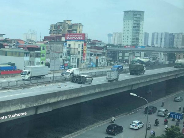 Xe tải lật chắn ngang đường trên cao tốc trên cao, nam tài xế nhập viện cấp cứu
