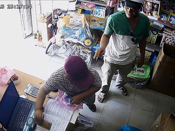 2 'cha con' dàn cảnh ăn trộm khắp TP.HCM