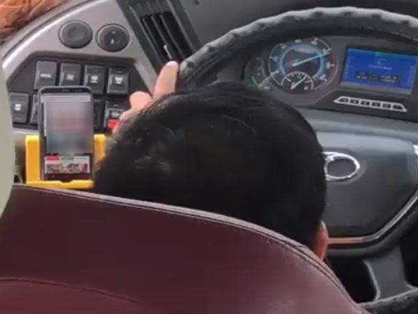 Dân mạng bức xúc truy lùng tài xế vừa lái xe chở hơn 30 khách vừa xem phim nhạy cảm