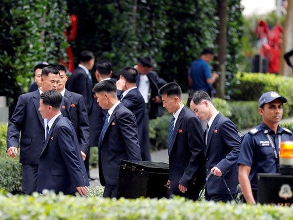 Đoàn Triều Tiên tranh thủ khám phá 'thiên đường mua sắm' Singapore