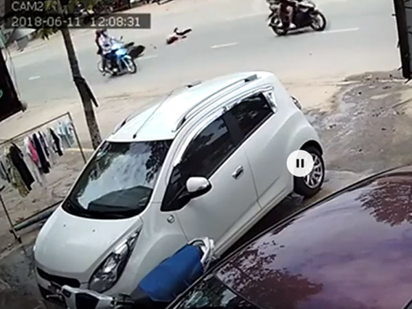 Đồng Nai: Đang điều khiển xe máy, cô gái bị 2 tên cướp táo tợn giật túi, kéo lê hàng chục mét giữa đường